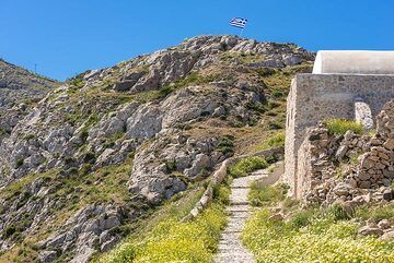 The trail follows the ridge of the limestone/marble basement rocks. (Photo: Tom Pfeiffer)