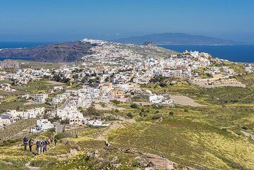 Soon, the view towards the islands in the north opens up. Ios Island can be seen in the background. (Photo: Tom Pfeiffer)