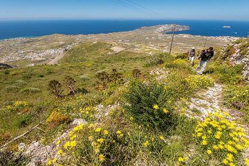 Nous approchons de la zone sommitale de la montagne. Retour vers le sud-ouest avec la péninsule d'Akrotiri en arrière-plan. (Photo: Tom Pfeiffer)