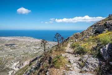 Nachdem wir den Gipfel passiert haben, führt unser Weg weiter am steilen Nordhang des Profitis Ilias entlang. (Photo: Tom Pfeiffer)