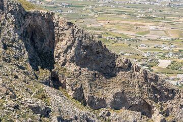 The ancient trail down to Kamari (Photo: Tom Pfeiffer)