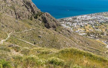 Nous prendrons le sentier qui descend vers la plage de Perissa. (Photo: Tom Pfeiffer)