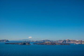 View over Palea and Nea Kameni islands in the caldera (Photo: Tom Pfeiffer)