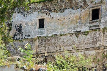 Abandoned cave house (Photo: Tom Pfeiffer)