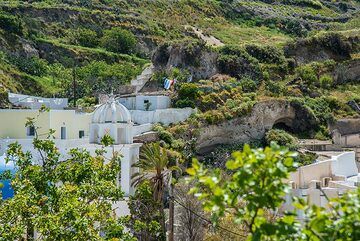 View back to Vothonas,- time to proceed to Fira! (Photo: Tom Pfeiffer)