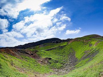 The green Daphne crater on Nea Kameni island in March. (Photo: Tobias Schorr)