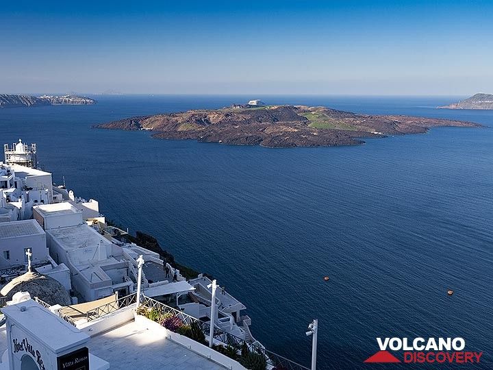 Blick in die Caldera von Santorini vor der Touristensaison. In der Mitte liegt die jüngste Insel Griechenlands, der Vulkan Nea Kameni. (Photo: Tobias Schorr)