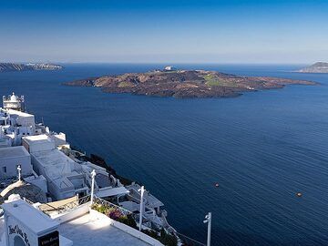 View into the caldera of Santorini before the tourist season. In the middle there is the youngest island of Greece, the volcano Nea Kameni. (Photo: Tobias Schorr)