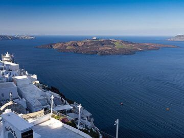 Blick in die Caldera von Santorini vor der Touristensaison. In der Mitte liegt die jüngste Insel Griechenlands, der Vulkan Nea Kameni. (Photo: Tobias Schorr)