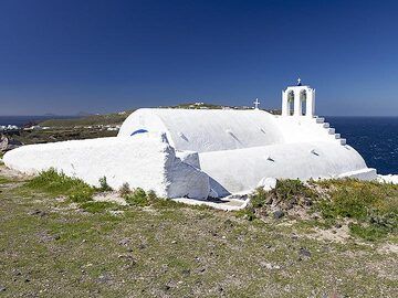 The Taxiarhes chapel in the Mavromatis quarry is always a nice target for photographs, while visiting the geosite. (Photo: Tobias Schorr)