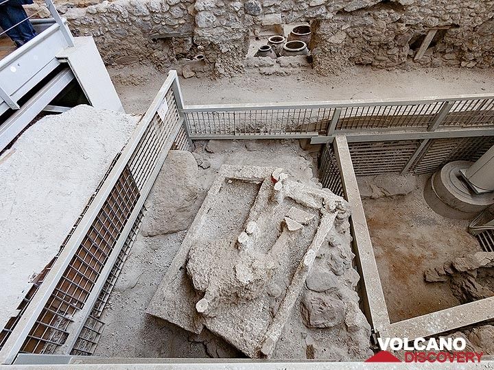 Because of the experiences with the Roman Pompeji, the archaeologists knew, that they should fill up any holes with plaster. In that case they were successful and an prehistoric bed was preserved. Prehistoric excavation site of Akrotiri /Santorini. (Photo: Tobias Schorr)