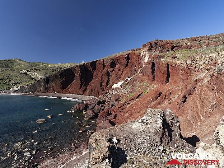 Die rote Hälfte eines ehemaligen Schlackenkegels am „Roten Strand“ von Akrotiri. (Photo: Tobias Schorr)