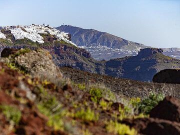 Blick über den vulkanischen Boden auf den Felsen von Skaros, das Dorf Imerovigli und den Gipfel des Berges Profitis Ilias. (Photo: Tobias Schorr)