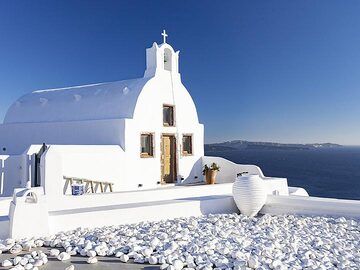 Nice chapel at the start of the marble path in Ia village. (Photo: Tobias Schorr)