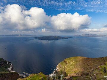 Vue sur la caldeira avec l'île de Nea Kameni. (Photo: Tobias Schorr)