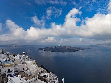 The old part of Thira town with Agios Minas church and the island of Nea Kameni in the middle of the Santorini caldera. (Photo: Tobias Schorr)