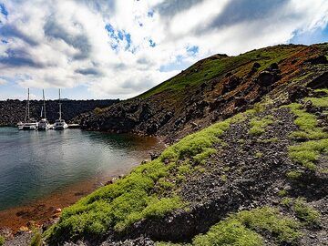 The Erinia bay on Nea Kameni island in the Santorini caldera. (Photo: Tobias Schorr)