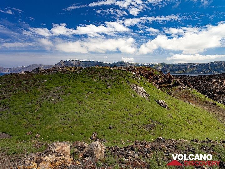 Der Krater der Insel Mikri Kameni, die 1540 die erste Vulkaninsel von Nea Kameni war. (Photo: Tobias Schorr)
