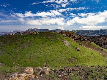 The crater of Mikri Kameni island, which was the first appearing volcanic island of Nea Kameni in 1540. (Photo: Tobias Schorr)