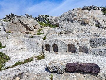 Das Heiligtum der ägyptischen Götter auf dem Hügel des antiken Thera auf der Insel Santorini in Griechenland. (Photo: Tobias Schorr)
