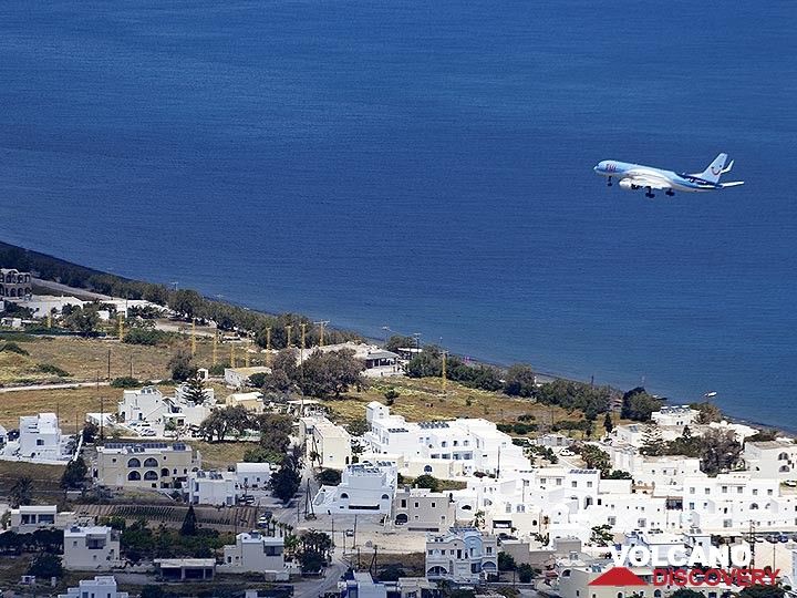 Un avion de TUI arrivant à l'aéroport de Santorin. (Photo: Tobias Schorr)