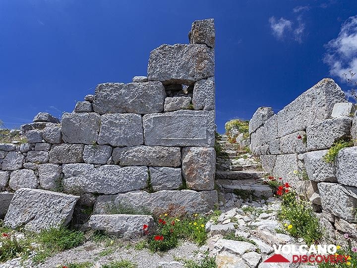 The ancient "service center", where prostitudes expected their clients at ancient Thira. (Photo: Tobias Schorr)