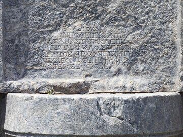 Ancient Greek inscriptions of local laws at the main square of ancient Thira. (Photo: Tobias Schorr)