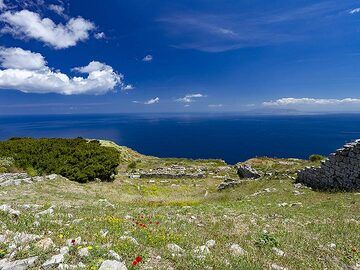 The ancient theatre / odeon of ancient Thira. (Photo: Tobias Schorr)