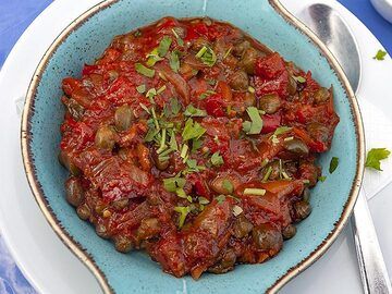 A local speciality made of tomatoes, capers, onions and garlic. (Photo: Tobias Schorr)