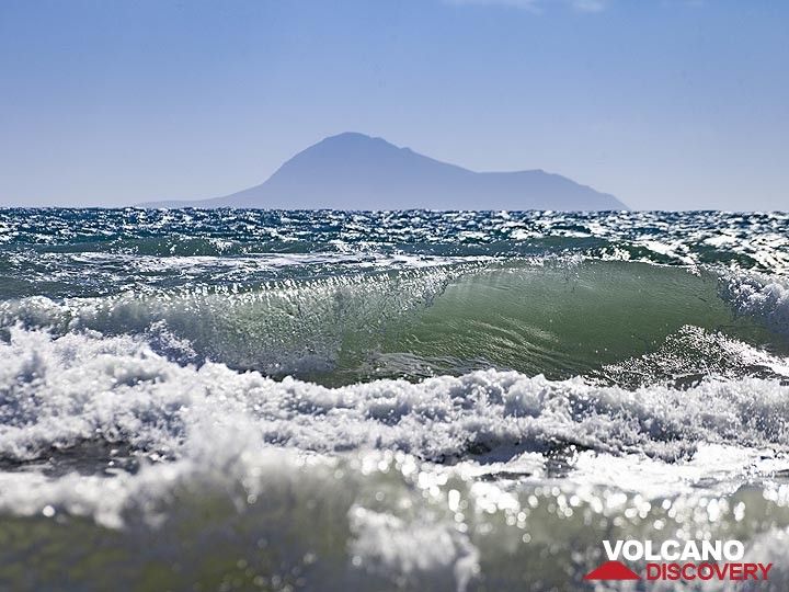 High waves at the beach of Vlyhada. In the back ground you see one of the volcanoes of Christiana islands. (Photo: Tobias Schorr)