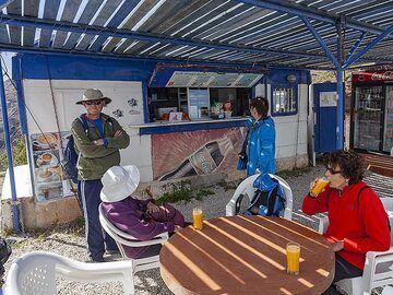 The group relaxes at the little "Kantina" at the caldera. (Photo: Tobias Schorr)