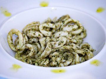 Calamari mit Basilikum in einer Taverne auf der Insel Thirasia. (Photo: Tobias Schorr)