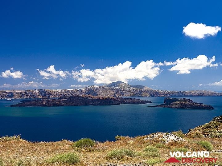 View into the caldera with the islands of Nea Kameni and Palea Kameni. (Photo: Tobias Schorr)