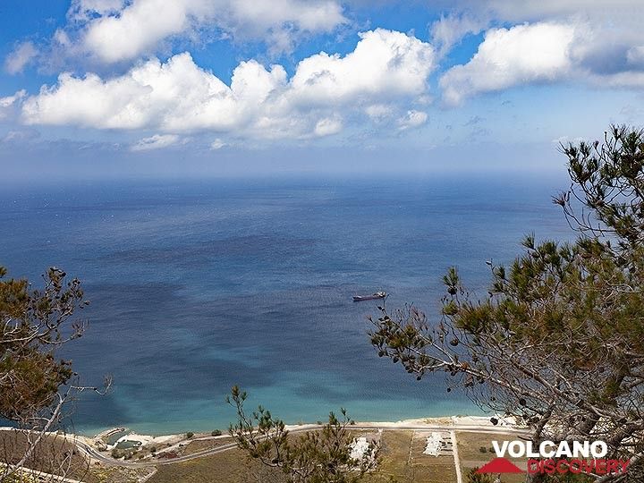 View towards the north-east coast of Santorini. (Photo: Tobias Schorr)