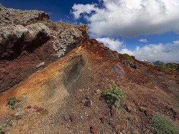 The volcanic ash layers of Mavro Vouno volcano at Ia village. (Photo: Tobias Schorr)