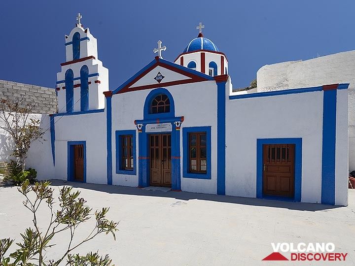 Die Kirche Agios Charalambos auf der Insel Thirasia. (Photo: Tobias Schorr)