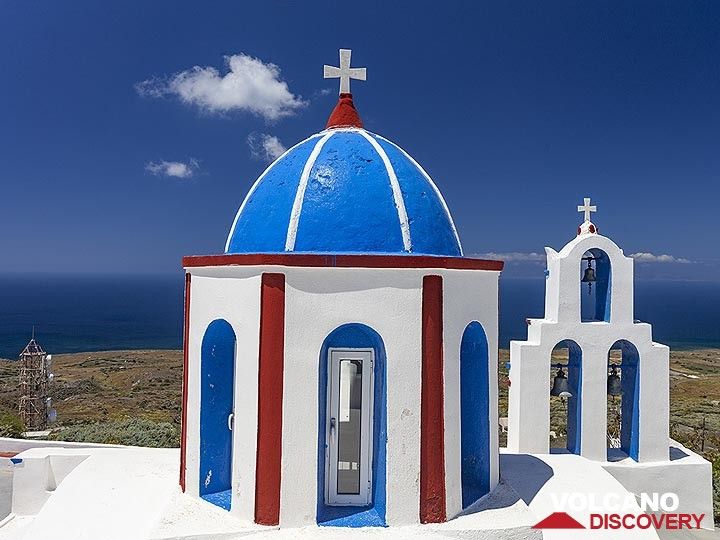 The clock tower of the church Agios Charalambos on Thirasia island. (Photo: Tobias Schorr)