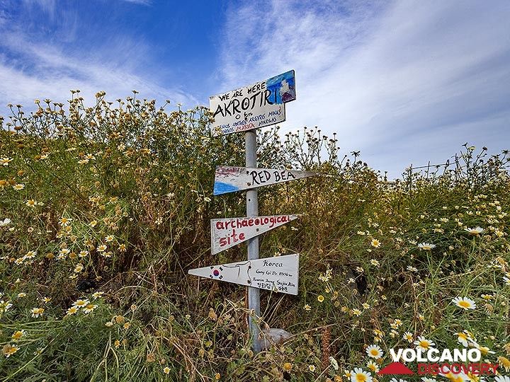 Signs at the hiking path to the village of Akrotiri. (Photo: Tobias Schorr)