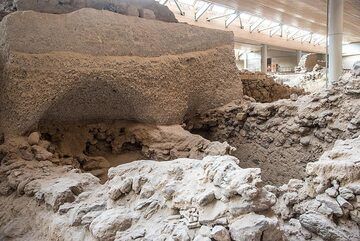 Often called the "Pompeii of the Bronze Age", it was buried, and hence preserved, under a thick pumice layer deposited during the catastrophic eruption of the volcano around 1600 BC, the so-called "Minoan eruption" of Santorini. (Photo: Tom Pfeiffer)