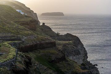 View of the caldera cliffs near Balos. (Photo: Tom Pfeiffer)