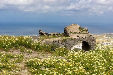 Ruin of a house destroyed during the 1956 earthquake in Firostefani. (Photo: Tom Pfeiffer)