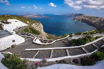 View over the caldera from above Athinios where the Venetsanos Winery is located. (Photo: Tom Pfeiffer)