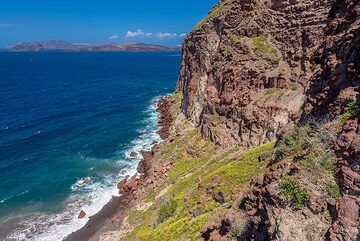 Wir steigen zur Caldera in der Christos-Bucht hinab, dominiert von einer massiven roten Schicht aus ca. 400.000 Jahre alter Cape-Thermia-Ignimbrit, Ergebnis glühender Lawinen während einer gewaltigen explosiven Eruption. (Photo: Tom Pfeiffer)