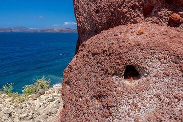 Detail of the red volcanic rock. (Photo: Tom Pfeiffer)