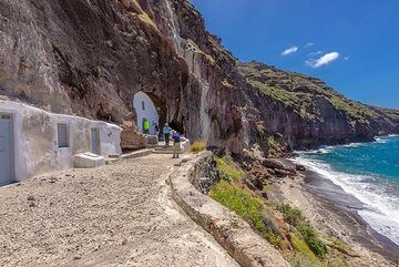 The century-old cave church of Christos is one of the most remarkable cave buildings on Santorini. (Photo: Tom Pfeiffer)