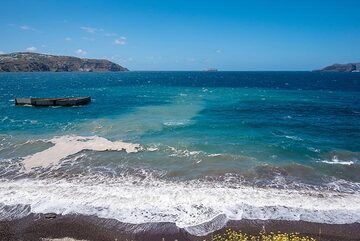 The waves create a strong rip current dragging out floating pumice. (Photo: Tom Pfeiffer)