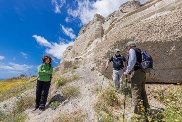 Examining the base layers of the Minoan pumice. (Photo: Tom Pfeiffer)