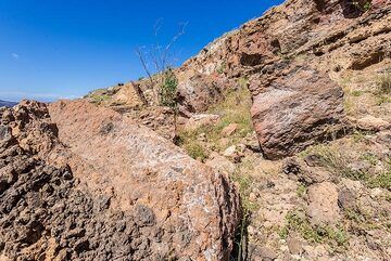 La carrière possède certains des plus beaux affleurements de l'ignimbrite « Rouge » ou « Cape Riva » vieille de 21 000 ans. (Photo: Tom Pfeiffer)