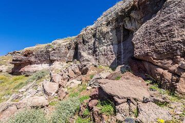 The Cape Riva ignimbrite forms a platform in the southern part of the island. (Photo: Tom Pfeiffer)