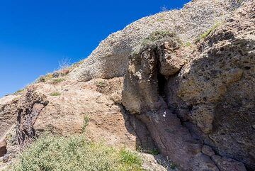 In southern Thera, the Cape Riva ignimbrite is directly overlain by the 1600 BC pumice. (Photo: Tom Pfeiffer)